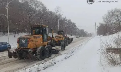 Дороги, остановки и тротуары продолжают очищать от снега