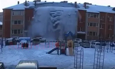 Лавина упала с крыши во дворе дома в Благовещенске