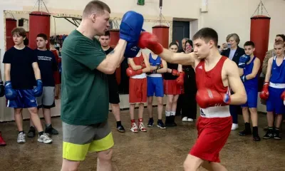 Легенда бокса Александр Поветкин провел спарринги с детьми из ДНР 