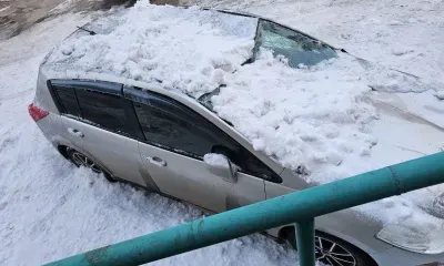Ледяной пласт рухнул с крыши дома на автомобиль амурчанки