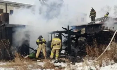 Пожар на частном подворье в Зее могла вызвать искра из трубы