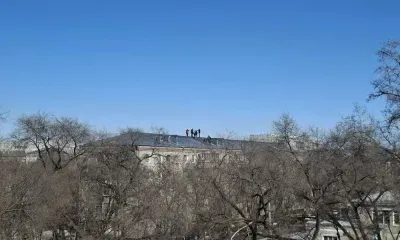 Опасность на высоте: дети забрались на отремонтированную крышу в Благовещенске