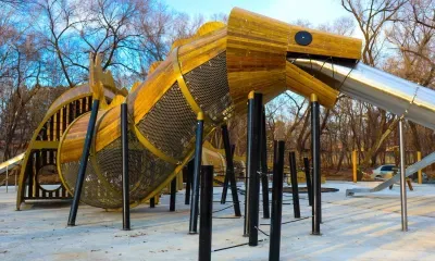 Деревянного дракона, гамаки и горки установили в благовещенском парке