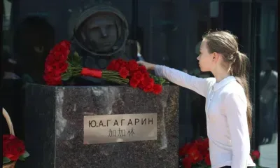 Цветы к памятнику Юрия Гагарина возложили в Китае