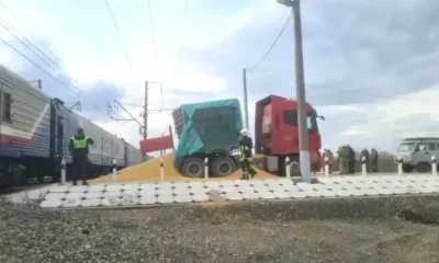 Грузовик выехал на пути перед поездом в Амурской области