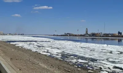 Ледоход раньше времени начался на Амуре напротив Благовещенска