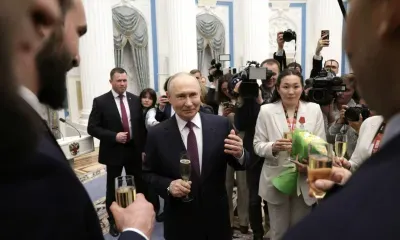 Путин поделился шампанским с Беспутиным