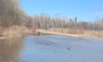 Вода вышла на дорогу на пути к селу Ивановка в Приамурье