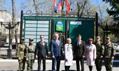 Традиция к 9 Мая: Знамя Победы подняли перед зданием Благовещенского округа