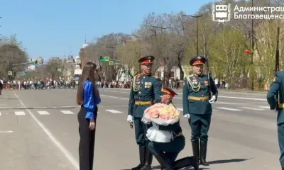 Предложение руки и сердца прозвучало на параде Победы в Благовещенске