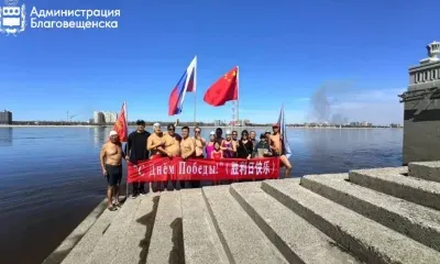 Спортсмены России и Китая проплыли по Амуру в честь Дня Победы