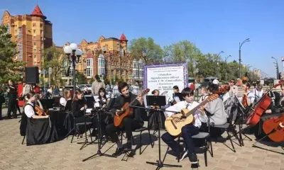 Юные музыканты исполнили классику и современные песни на набережной Амура