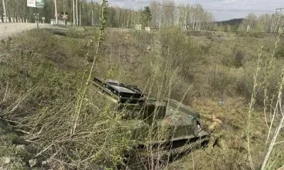 Попали под гусеницы: транспортер со специалистами по тушению пожара попал в аварию в Хабаровском крае