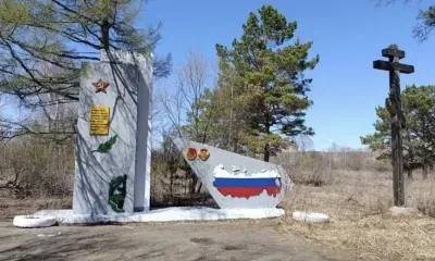 Таможенники восстановили памятник герою-пограничнику под Благовещенском в честь 81-й годовщины Победы