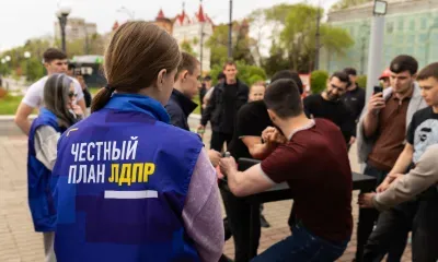 Железная хватка и энергия молодости: в Благовещенске прошел турнир ЛДПР по армрестлингу