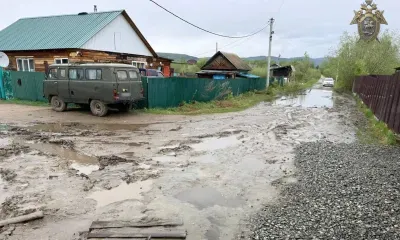 Ребенок провалился ногами в яму на размытой дороге в Зее