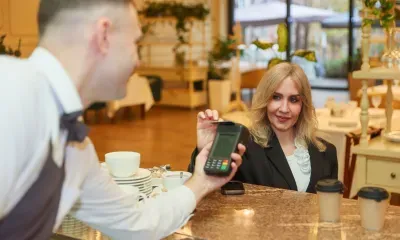 Опрос ВТБ: 6 из 10 россиян используют российские платежные средства для оплаты за границей