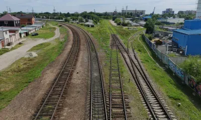 Автомобиль отбросило на соседний путь после столкновения с поездом