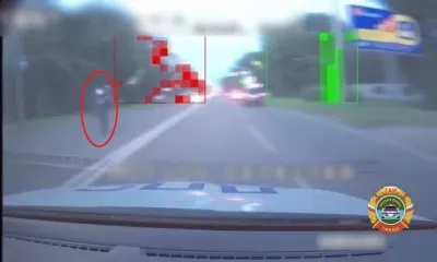 Мотоциклист проехал на одном колесе мимо автомобиля ГАИ