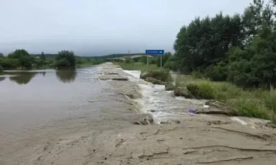 Дорогу размыло в Серышевском округе, проезд перекрыли