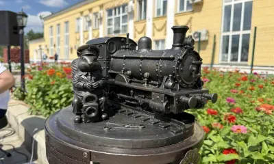 Скульптуру белки установили на вокзале Белогорска в День железнодорожника
