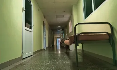 Перелом позвонков получила девочка, упавшая с неисправной качели