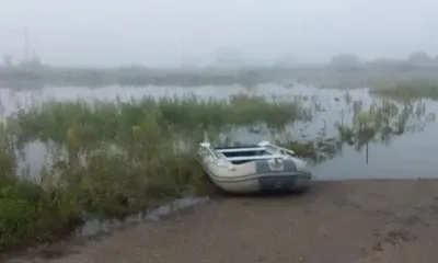 Дорогу затопило в амурском селе, жителей перевозят на лодках