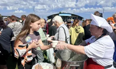 Окрошкой с селедкой, грибами и языком накормили тысячи гостей фестиваля