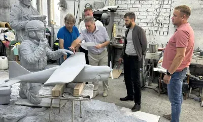 Памятник бойцам СВО воплотили в глине: когда скульптуру установят в Приамурье