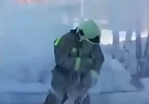 Пожарного в Тынде перед выходом на пенсию облили водой