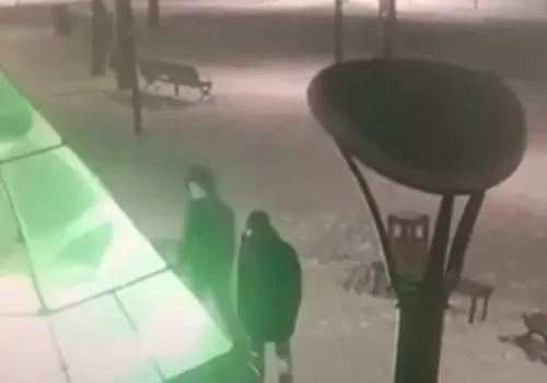 Скамейки и урны разломали неизвестные в сквере Белогорска