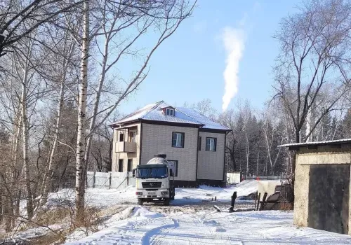 Жители Свободного пожаловались на тяжелые машины, разбивающие дорогу к гаражам
