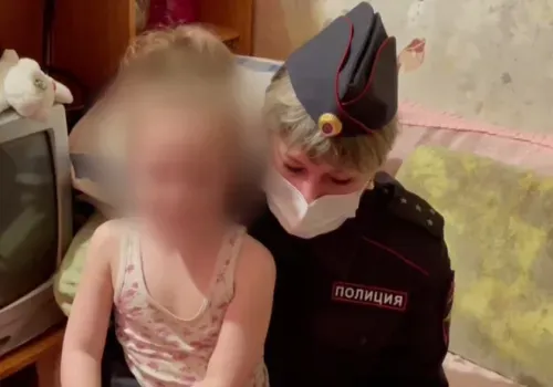 В амурской семье не уследили за девочкой, забравшейся на подоконник на пятом этаже