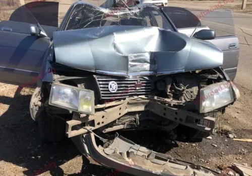 Автомобиль в Свободном попал под удар двух столбов