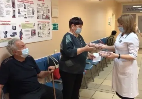 Пенсионерам в Хабаровском крае раздают яйца после вакцинации от COVID-19