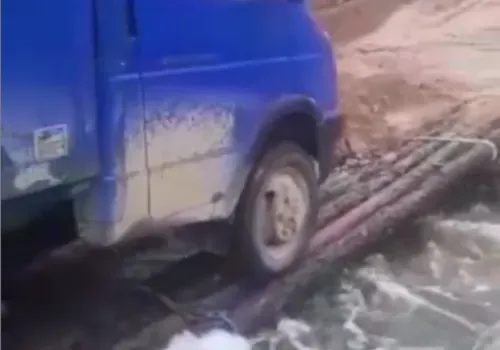 Мост из бревен на размытой дороге сделали водители в Селемджинском районе