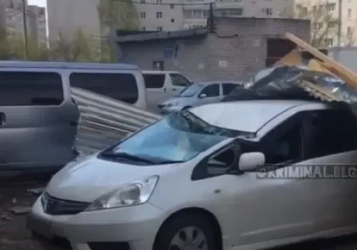 В Благовещенске на машины обрушилась железная кровля, сорванная ветром