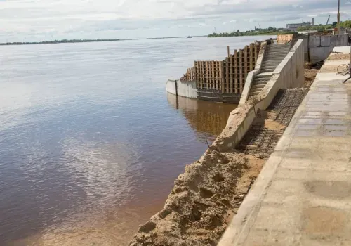 Высокий уровень воды в Зее в Благовещенске осложнил строительство набережной