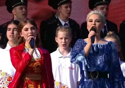 В Москве на Красной площади с звездами шоу-бизнеса спела амурская школьница