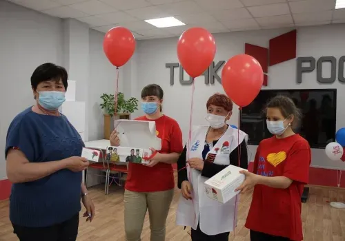 В Сковородинском районе волонтеры распространили значки с "Красной гвоздикой"