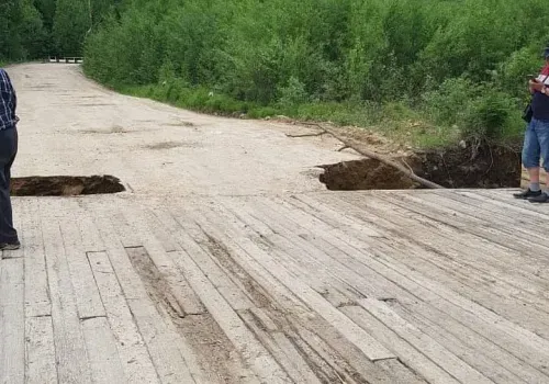 Водители в Зейском районе ездят по дороге, обвалившейся с обеих сторон