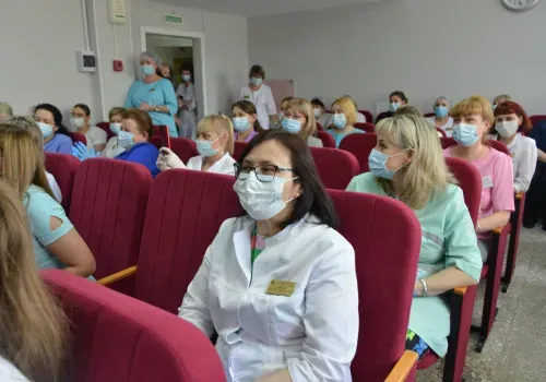  Амурские депутаты наградили медиков из Благовещенска