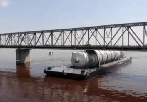 Баржа с колонной для Амурского ГХК не прошла под мостом через Зею из-за подъема воды