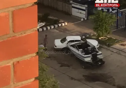 В Благовещенске лодка врезалась в автомобиль