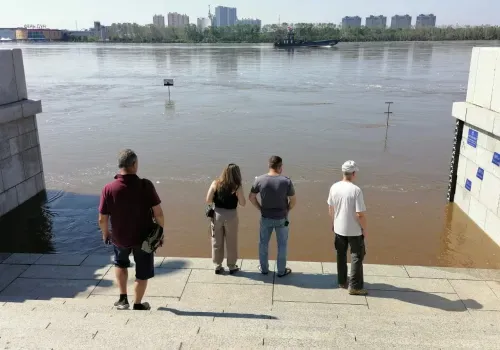 Вода в Амуре на набережной Благовещенска приближается к отметке наводнения 2013 года