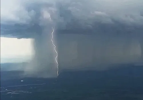 Атмосферно: молнии с высоты птичьего полета "поймал" в кадр амурский летчик 