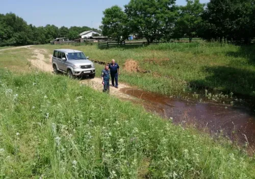 В селе Константиновского района вода частично разрушила дамбу