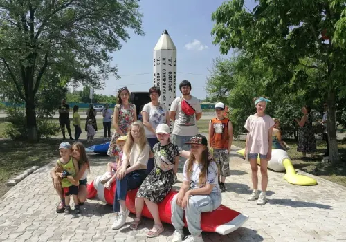 Арт-объект с карандашом и скамейками-тюбиками появился в микрорайоне Благовещенска