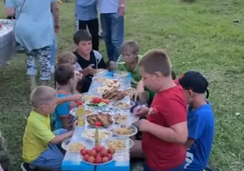 Горячий ужин в полевых условиях для жителей села Игнатьево устроили рядом с храмом