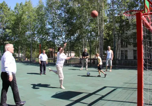 Мэр Тынды открыла новую спортплощадку стартовым броском в баскетбольное кольцо